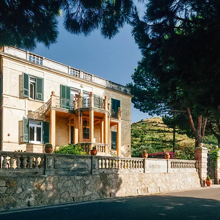 Villino Eleonora & Panzió Parghelia